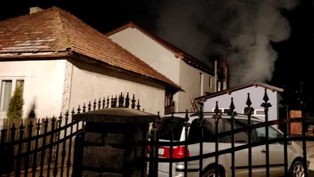 Incendiu la o casă din Bistrița: Două persoane intoxicate cu fum / Au fost salvate 130 de animale