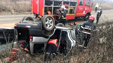 Mașină răsturnată, cu victime blocate înăuntru. Imagini horror