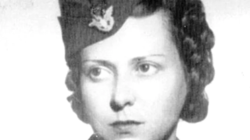 Dobrițoiu a înaintat-o în grad pe Mariana Drăgescu, pilot în Escadrila Albă, care împlinește astăzi 100 de ani