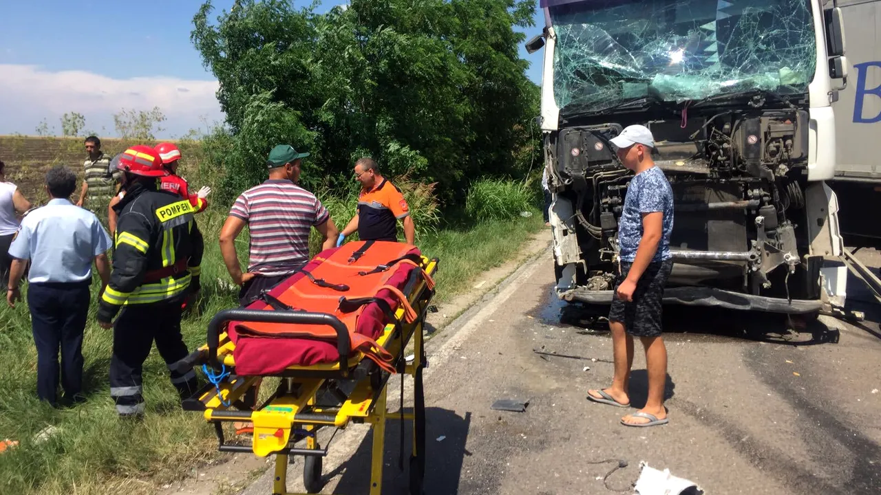 PLAN ROȘU de intervenție în Teleorman. Un mort și 9 răniți după ce un microbuz s-a ciocnit frontal cu un TIR