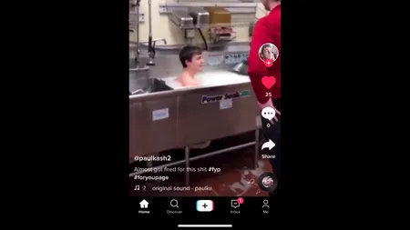 VIDEO | Angajat la fast food, filmat în timp ce se spală în chiuveta restaurantului: Mă bucur de viață. Mă simt ca într-o cadă cu apă fierbinte