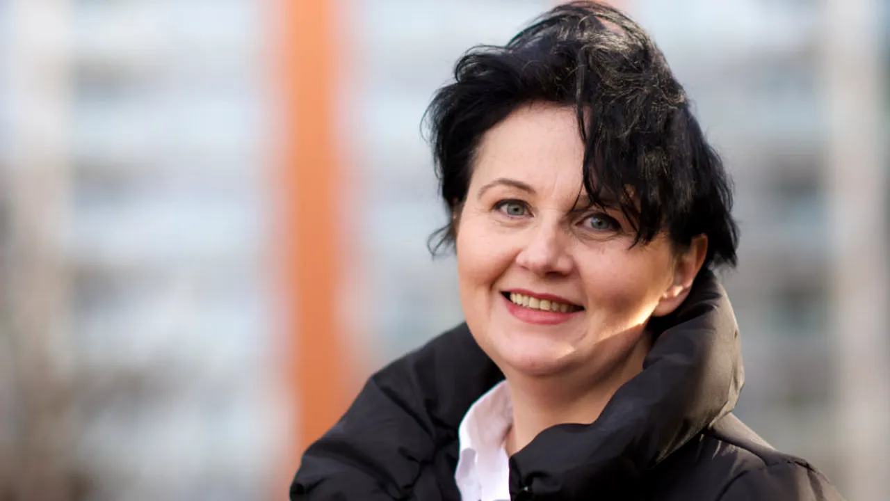 Români în Anglia: Povestea Mirelei despre serviciul de transfer de bani care i-a făcut viața mai ușoară