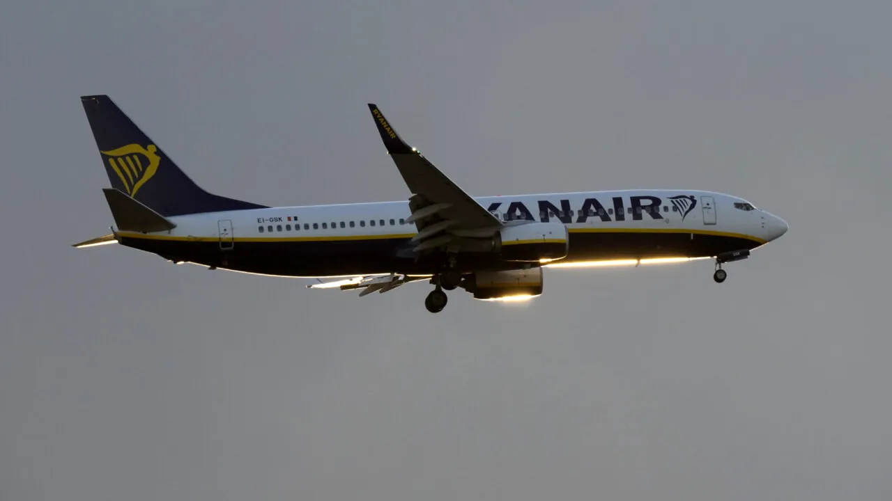 Un pilot Ryanair ar fi fost scos inconștient din avion, pe Aeroportul Cluj. Traficul aerian a fost perturbat