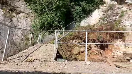 Peșteră ÎNCHISĂ din cauza stâncilor care au distrus calea de acces. Proprietarii vapoarelor de croazieră se plâng de lipsa turiștilor