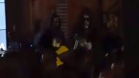 Solistul Carla's Dreams a întrerupt un concert, după ce un spectator a aruncat cu bani în el