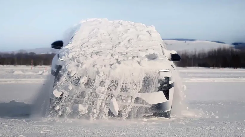 O mașină electrică NIO înlătură zăpada de pe caroserie printr-un sistem de vibrații