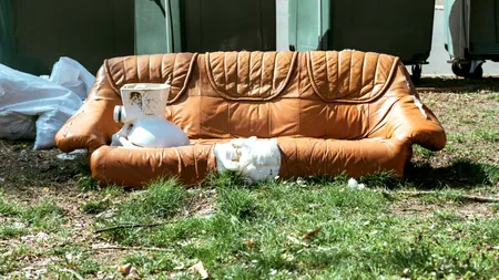 Cum pot scăpa bucureștenii din Sectorul 5 de canapelele vechi / Deșeurile voluminoase se ridică GRATUIT (P)