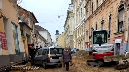 Coșmar pentru pietoni pe o stradă din centrul Clujului. „Slalom” printre muncitori, utilaje și gropi