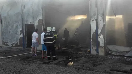 Incendiu la o hală din Adjud: Nouă mașini au fost cuprinse de flăcări