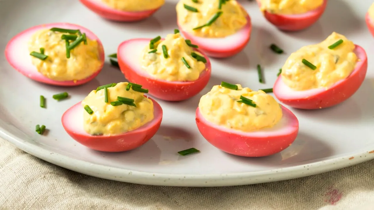 Cum prepari ouă ROZ umplute pentru masa de Paște. Rețeta devenită virală pe internet