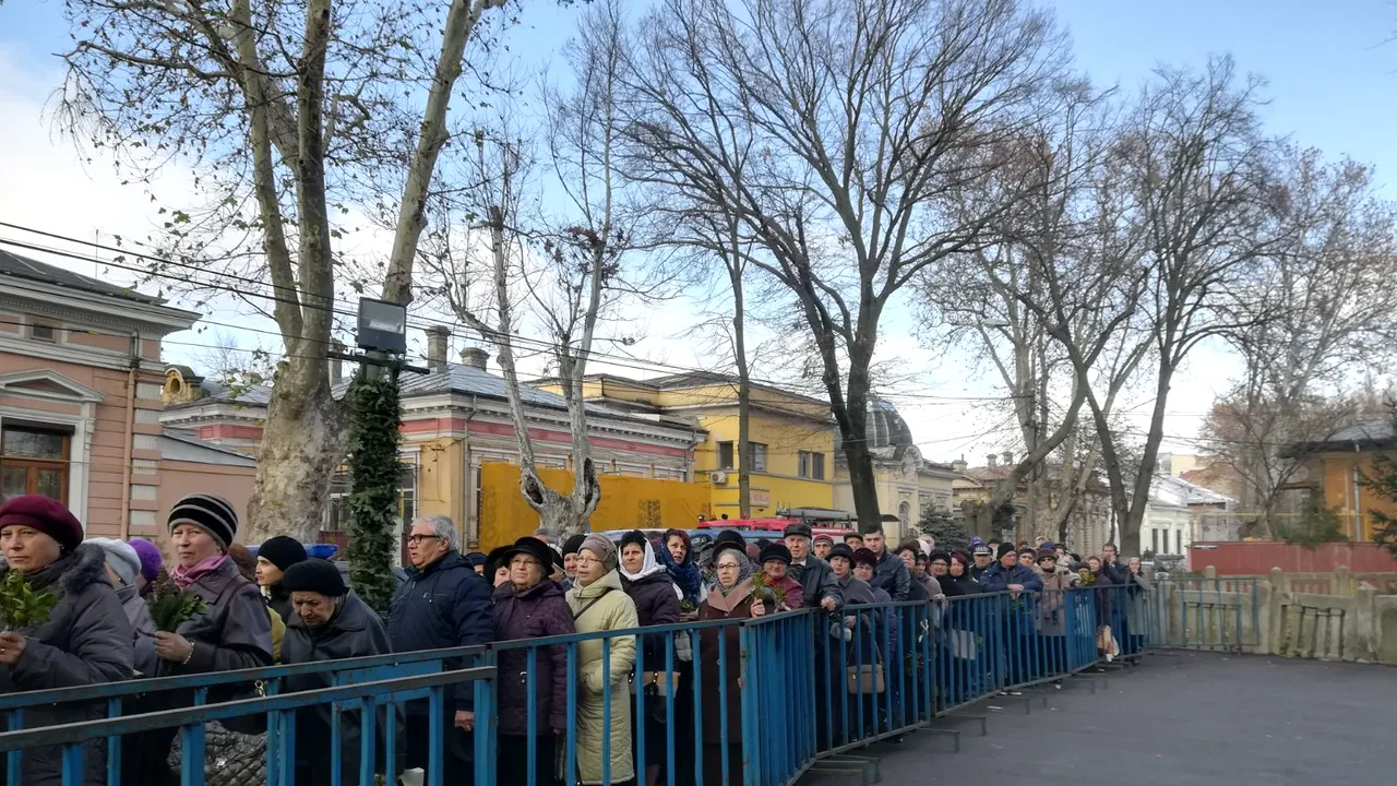 Situație de cascadorii râsului la Brăila. Bărbat dat în urmărire națională, prins la coadă la moaștele Sfântului Nicolae, după ce a făcut scandal