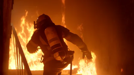 Arde o PENSIUNE în Dâmbovița. Trafic blocat pe DN71 pentru intervenția pompierilor