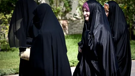 O tânără din Iran a fost dată afară din Consiliul Local pentru că e 