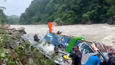 Accident tragic în NEPAL: un autobuz încărcat cu turiști a plonjat în râu. Cel puțin 27 de VICTIME au fost recuperate de la fața locului