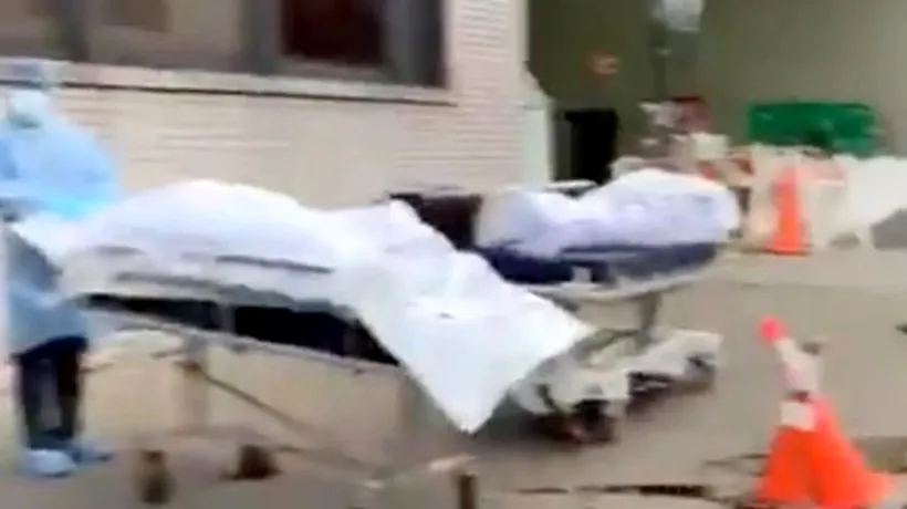 VIDEO cu puternic impact emoțional: Mai multe cadavre ale victimelor COVID-19 sunt încărcate de un motostivuitor într-un camion frigorific: „Nu e nicio glumă! Asta e cu adevărat!”