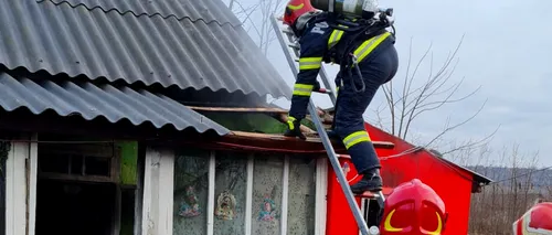 Incendiu la o casă din Iași. Doi copii au fost duși la spital