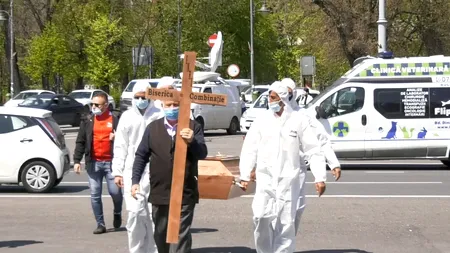 VIDEO | Dricuri, sicrie și cruci în fața Guvernului. Protestarii, supărați pe Arafat și BOR din cauza regulilor de înmormântare COVID-19 (REPORTAJ)