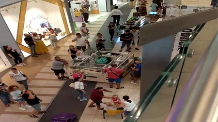 Un copil de un an și patru luni a căzut de la etaj într-un mall din Arad. Internat la Timișoara în stare gravă