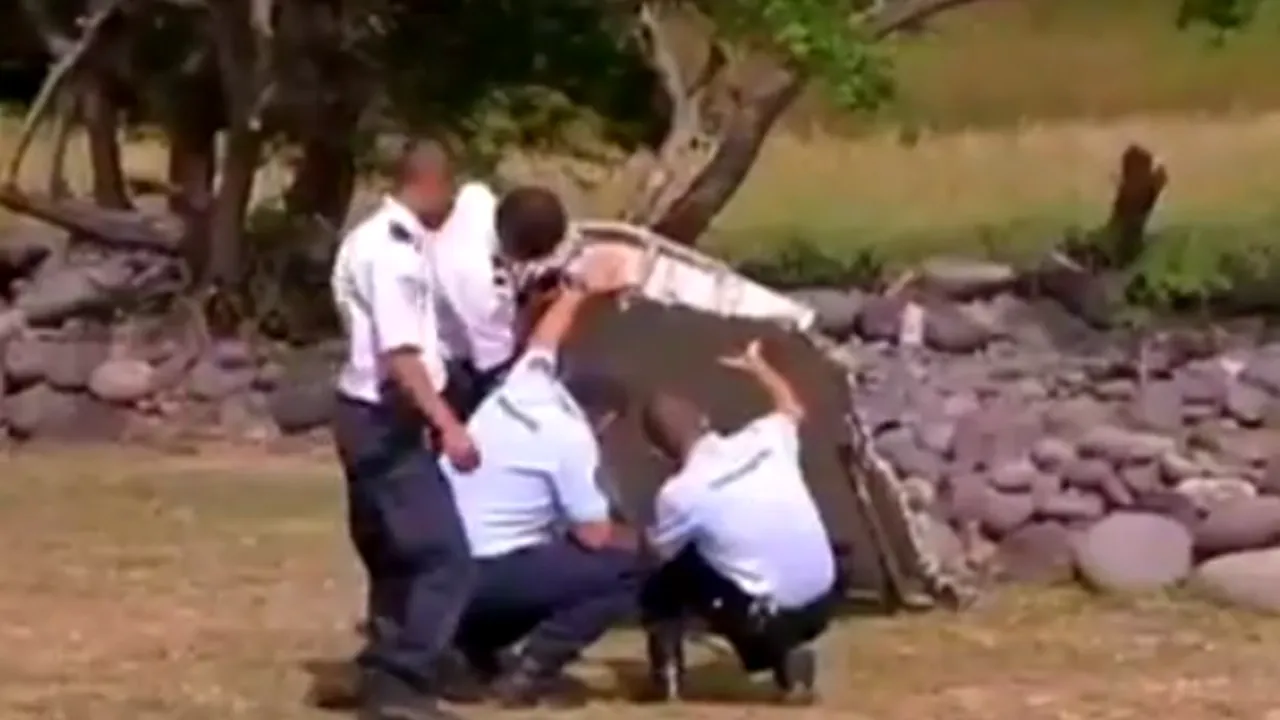 Fragmentul de fuselaj găsit pe Insula Reunion aparține unui avion Boeing 777. Avionul companiei Malaysia Airlines era un Boeing 777 