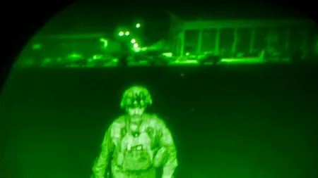 Fotografia cu ultimul militar american care a părăsit Afganistanul, după un război de 20 de ani. 