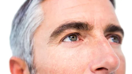 De ce ni se ALBEȘTE părul și ce putem face dacă acest proces apare înainte de o vârstă înaintată