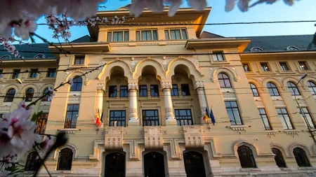 Un minor a fost rănit la intrarea în Primăria Capitalei, după ce o statuetă a căzut peste el. Explicațiile PMB