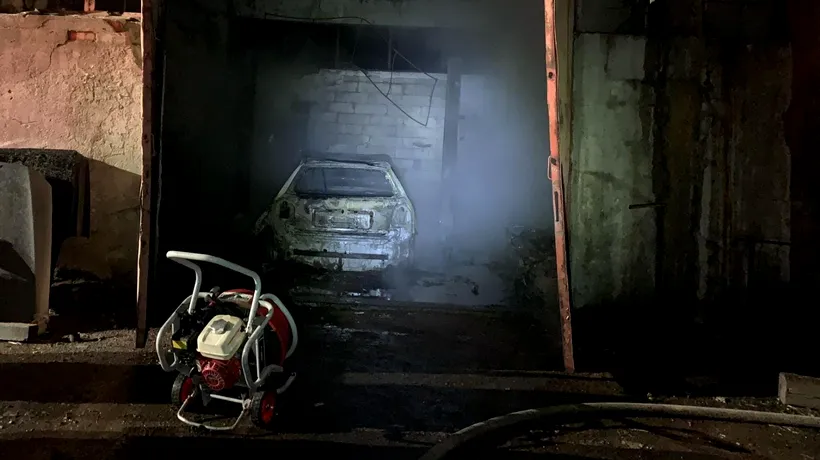 Mașină făcută scrum într-un service auto din Timiș. De la ce a pornit incendiul devastator
