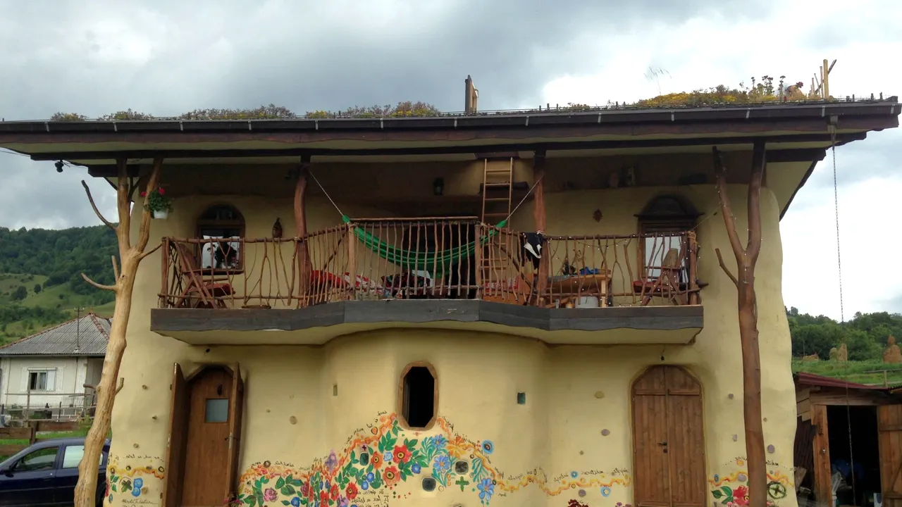 Doi frați din Bistrița au construit o casă ecologică unicat. Turiștii se înghesuie să prindă o noapte în locuința „bio