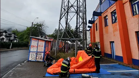 Un bărbat s-a urcat pe stâlpul de iluminat al stadionului Ceahlăul în semn de PROTEST