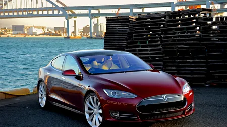 Momentul în care o TESLA plonjează într-un fiord din Oslo, filmat de un grup de români. „Bă, ești prost!?” (VIDEO)