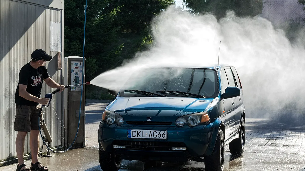 Români tratați ca sclavi într-o spălătorie auto din Anglia. Obligați să lucreze fără protecție cu substanțe atât de periculoase încât le-au „mâncat picioarele”
