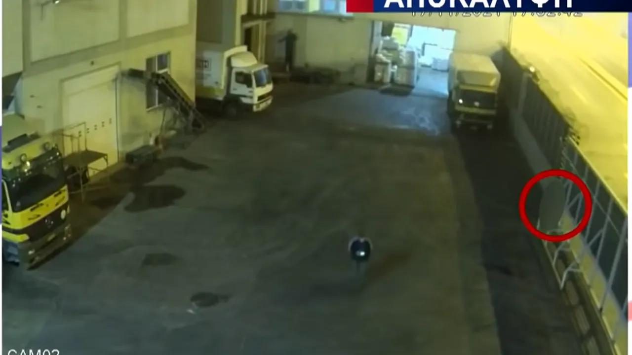 Caz șocant în Grecia. O fetiţă româncă a murit după ce a fost strivită de o uşă. Martorii au trecut nepăsători