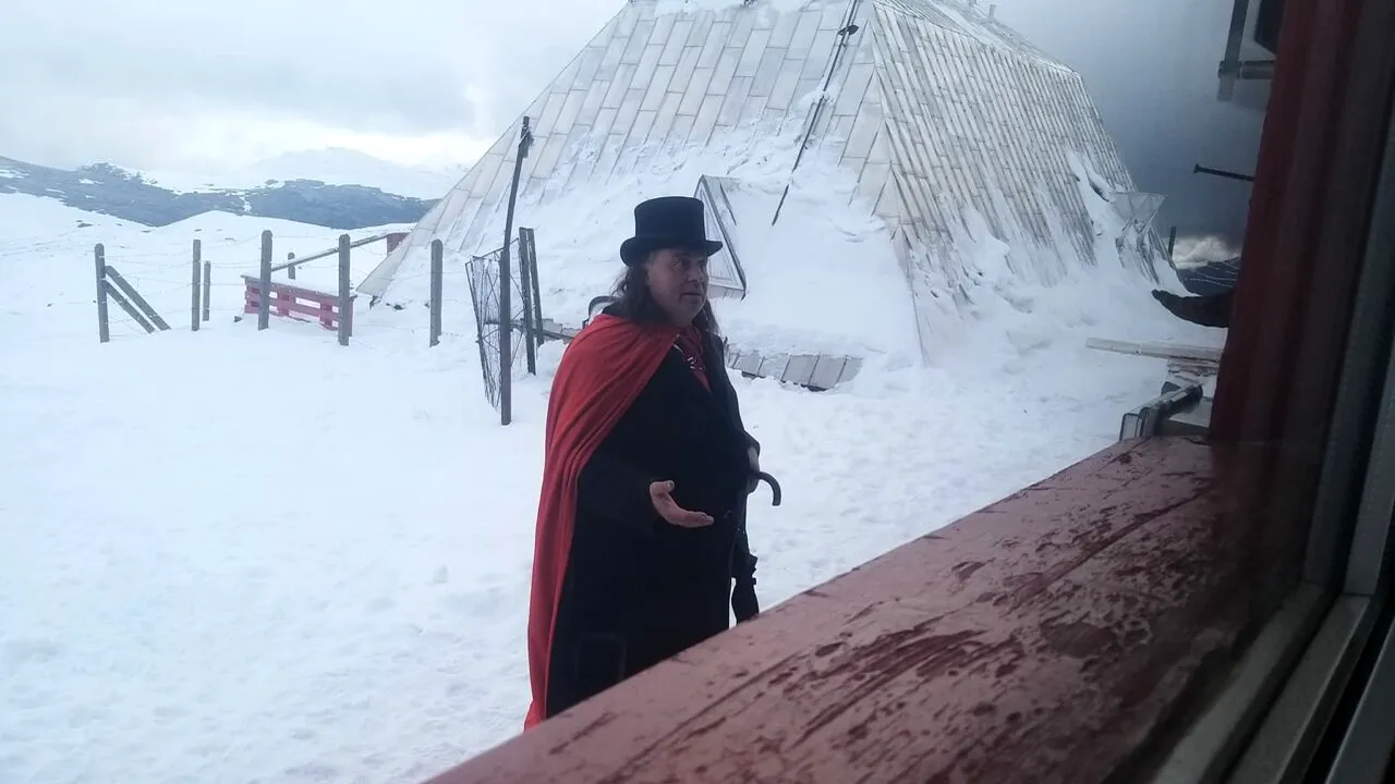 FOTO-VIDEO. Un turist îmbrăcat în vampir, „încălzit” de o sticlă de alcool, oprit de salvamontiştii din Buşteni: „E Dracula, după o lună în Vaslui”
