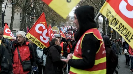 Revolte la Paris. Poliția a folosit gaze lacrimogene pentru a opri prostestatarii care voiau să intre în sediul partidului lui Macron - VIDEO