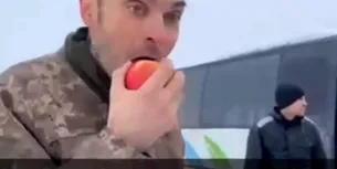 VIDEO | Reacția pe care a avut-o un soldat ucrainean, după ce a fost eliberat de ruși, în timp ce mânca un mar: „E chiar…”