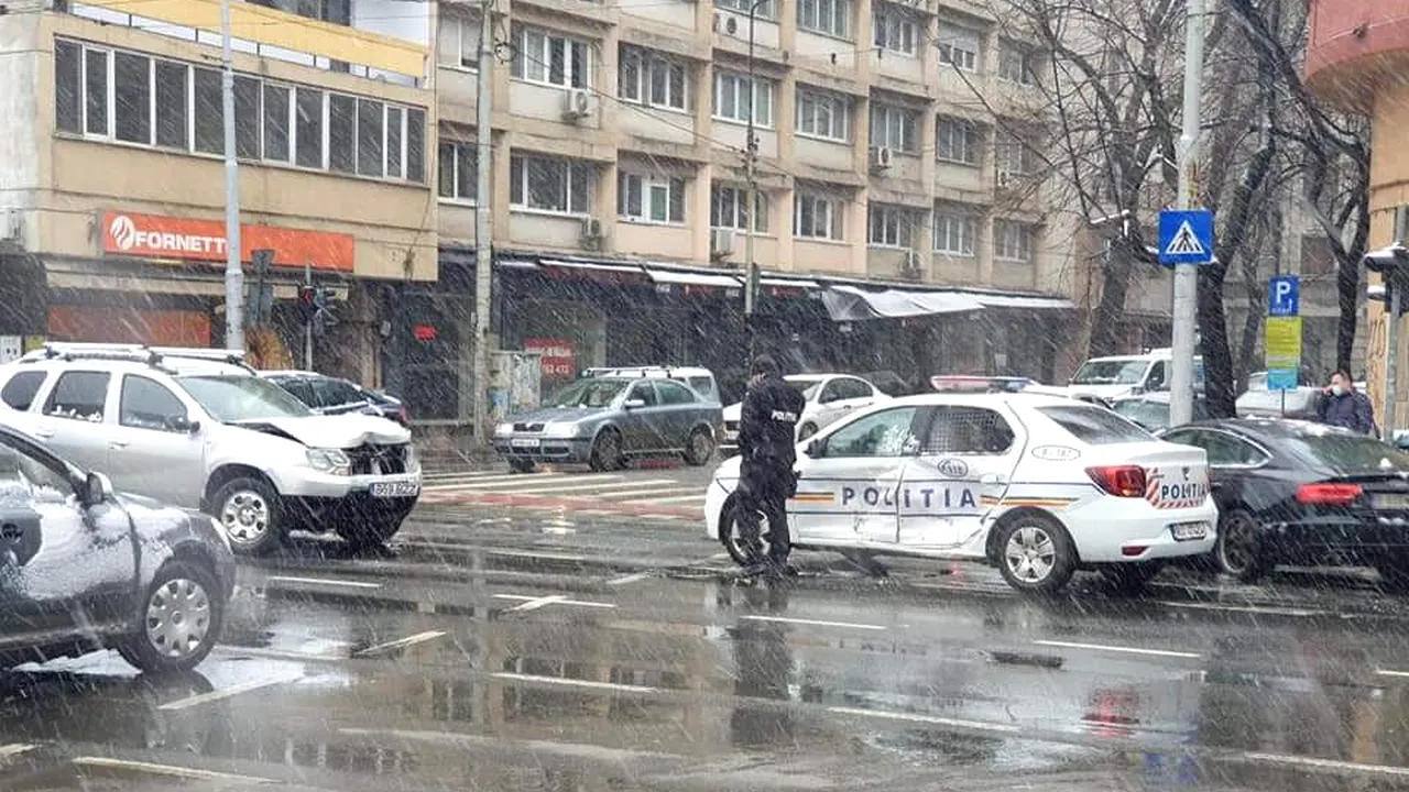 Accident în București. O mașină a Poliției a fost lovită de un SUV