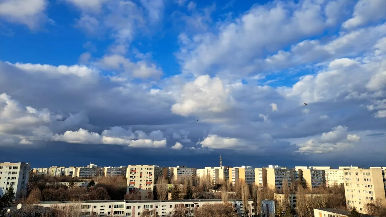 Meteorologii ANM au actualizat prognoza pentru această săptămână. Sunt anunțate ploi pe arii extinse, iar temperaturile o iau razna