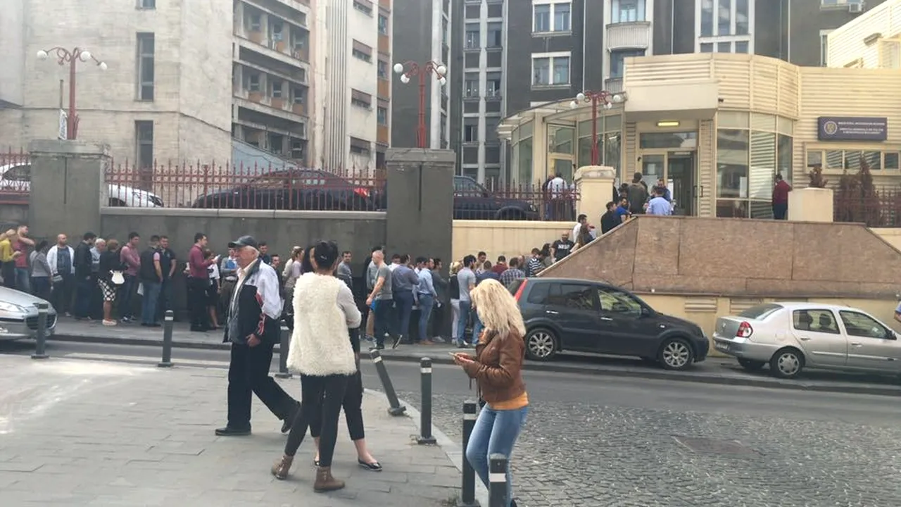 Sute de oameni stau la coadă la Poliția Capitalei. Motivul pentru care aceștia s-au prezentat de bună voie în fața ofițerilor