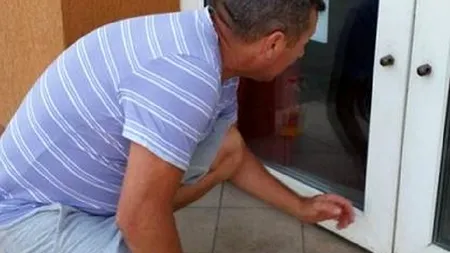 Un patron din Bistrița încerca să dea de urma unui chiriaș datornic: „Nu înțelegeam unde a dispărut așa. Apoi i-am văzut pe geam picioarele...