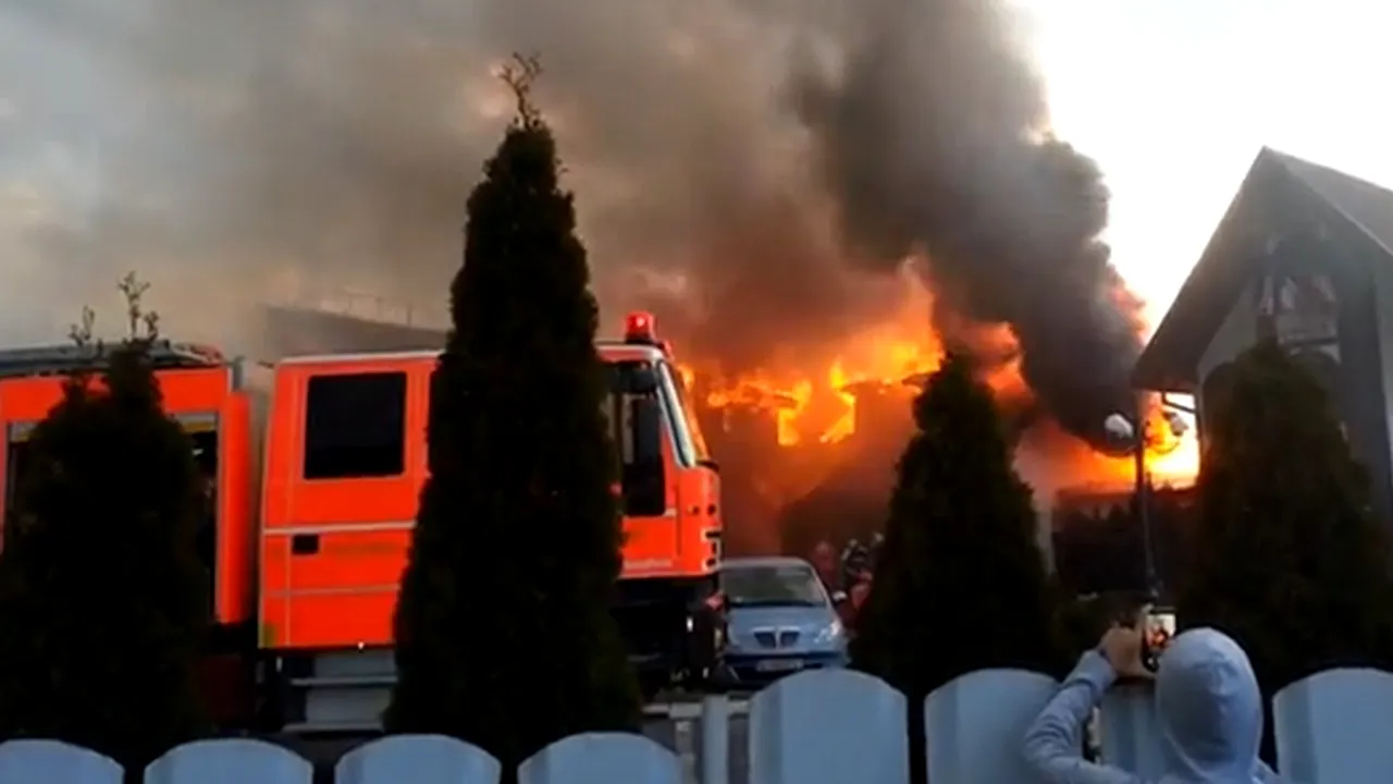 VIDEO. Incendiu puternic la un hotel din Brașov, situat între două benzinării. Pericol de explozie