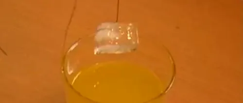 PROVOCARE: Cum poți scoate un cub de gheață din pahar cu un <i class='ep-highlight'>fir</i> de ață. VIDEO