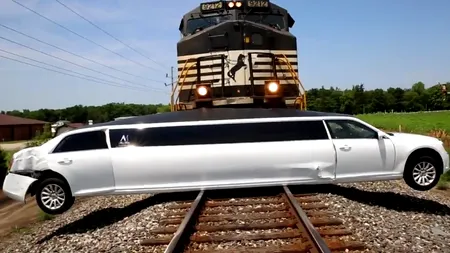 Incident desprins parcă din filme: un tren a spulberat o limuzină și nimeni n-a pățit nimic