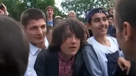 Emmanuel Macron a certat un adolescent care i s-a adresat cu „Manu