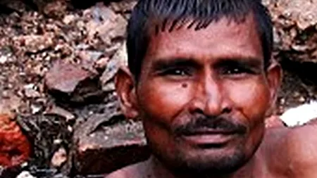 Cea mai murdară meserie din lume. Cât câștigă pe zi un indian care curăță canale