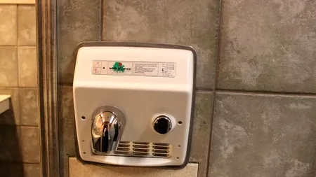 De ce este de preferat să vă uscați mâinile cu prosoape de hârtie și nu cu uscătoare cu aer cald