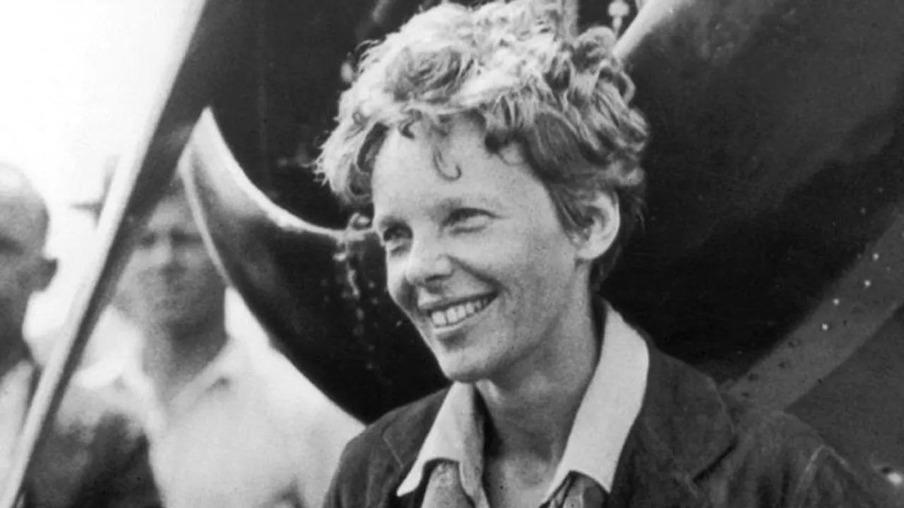 Un nou crater de pe Lună va purta numele aviatoarei Amelia Earhart, care a dispărut în 1937