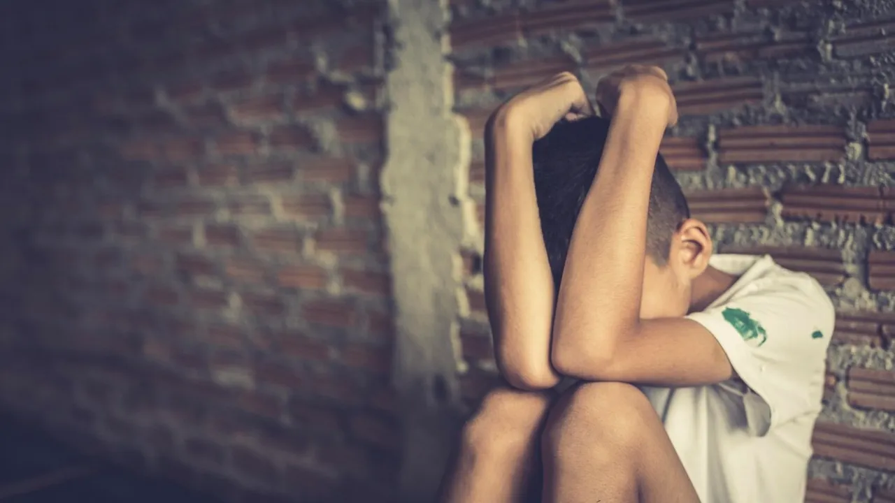 Un bărbat din Vrancea s-a ales cu brățară electronică după ce și-a bătut și înfometat copilul în vârstă de 13 ani