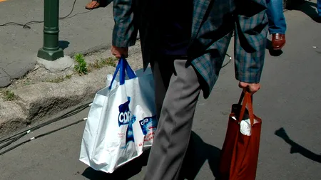 Ce a făcut un pensionar de 78 de ani din Craiova după ce a găsit pe stradă 9.000 de lei