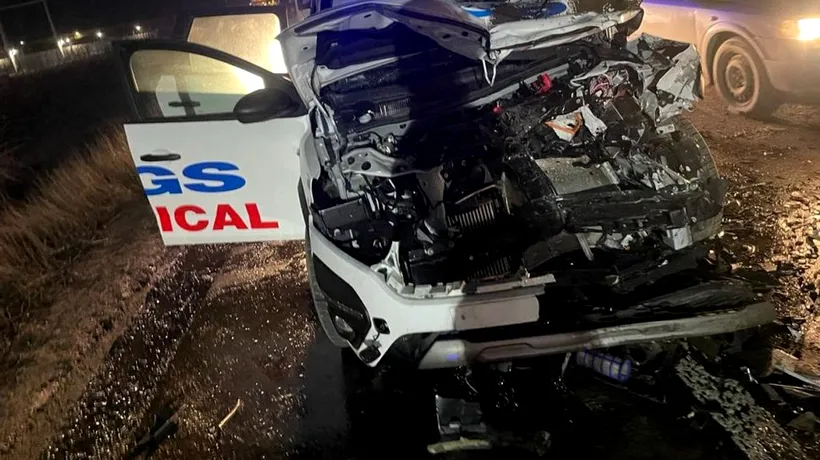 O ambulanță care transporta pacienți la dializă s-a ciocnit de o mașină de salubrizare în Iași. Patru oameni au fost răniți