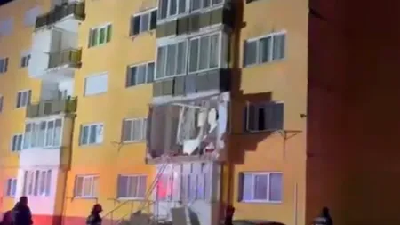 Explozie puternică într-un bloc din Bihor. Un balcon s-a prăbușit în urma deflagrației. O femeie, grav rănită. 30 de locatari evacuați